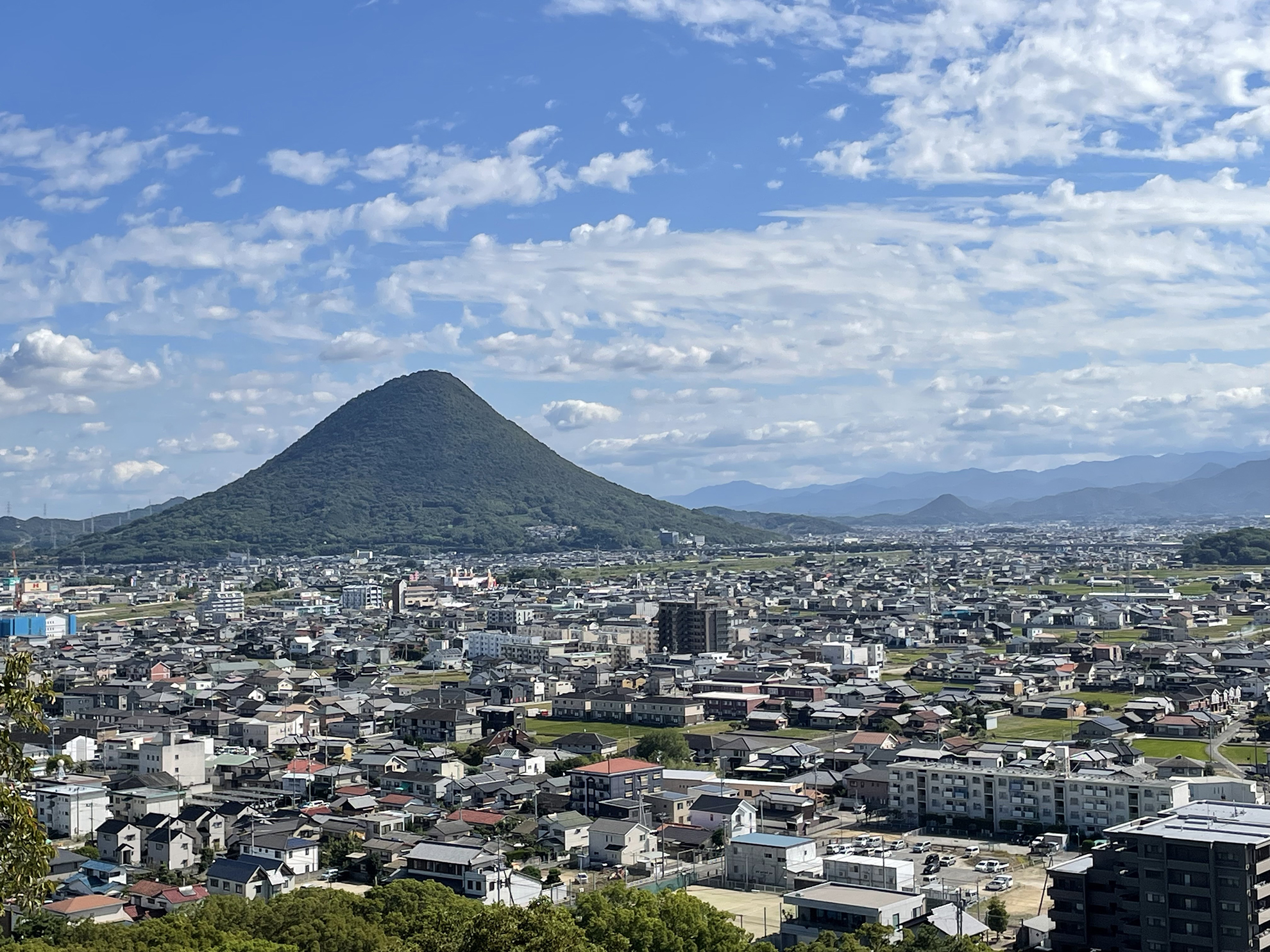 飯野山と丸亀の街の景色